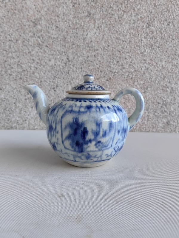 古玩轉(zhuǎn)賣青花花卉紋茶壺拍賣，當(dāng)前價(jià)格2800元