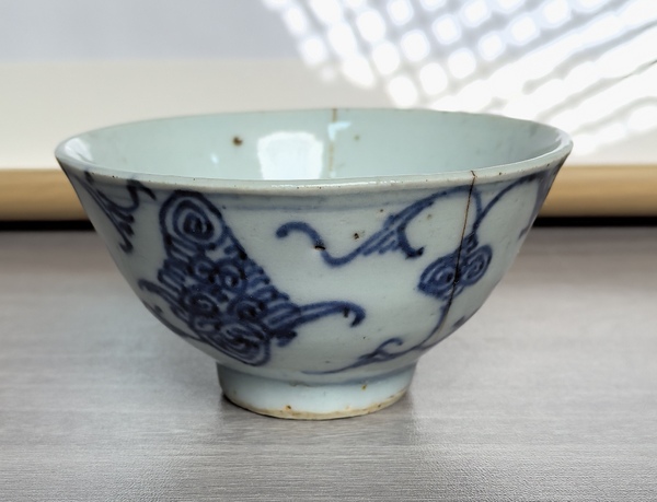 古玩陶瓷清嘉慶 青花淡描纏枝花卉紋茶圓拍賣,當前價格160元