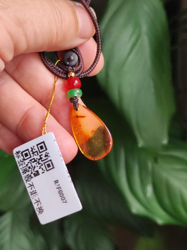 古玩玉器天然琥珀掛墜拍賣,當前價格108元