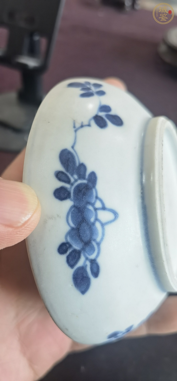 古玩陶瓷青花花卉紋胭脂盒真品鑒賞圖