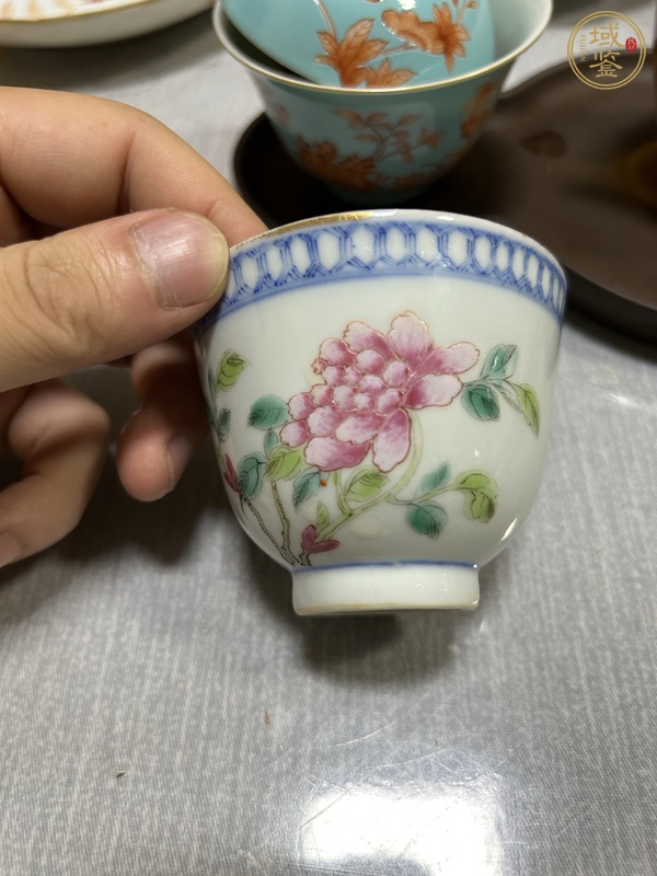 古玩陶瓷青花邊紋粉彩花卉紋杯真品鑒賞圖