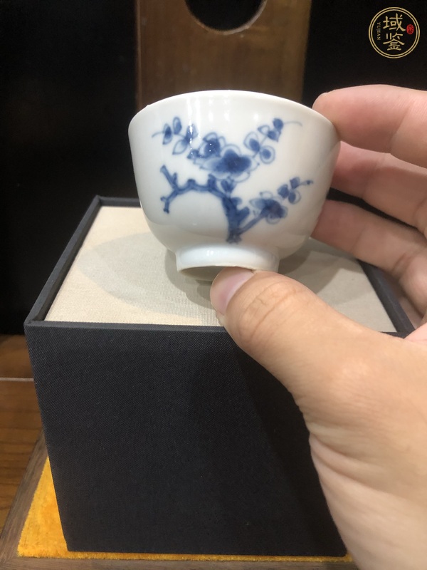 古玩陶瓷梅紋青花杯真品鑒賞圖