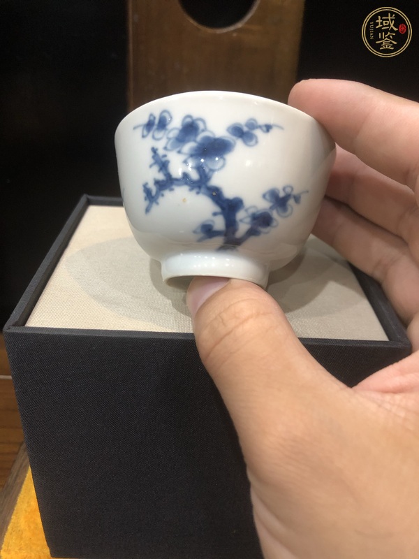 古玩陶瓷梅紋青花杯真品鑒賞圖