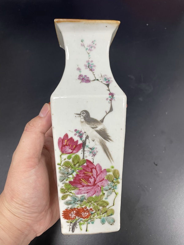 古玩陶瓷清晚期·御窯畫師淺絳彩花鳥詩文獅耳四方瓶拍賣,當前價格3680元