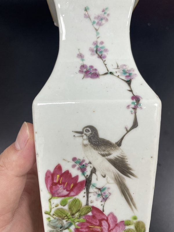 古玩陶瓷清晚期·御窯畫師淺絳彩花鳥詩文獅耳四方瓶拍賣,當前價格3680元