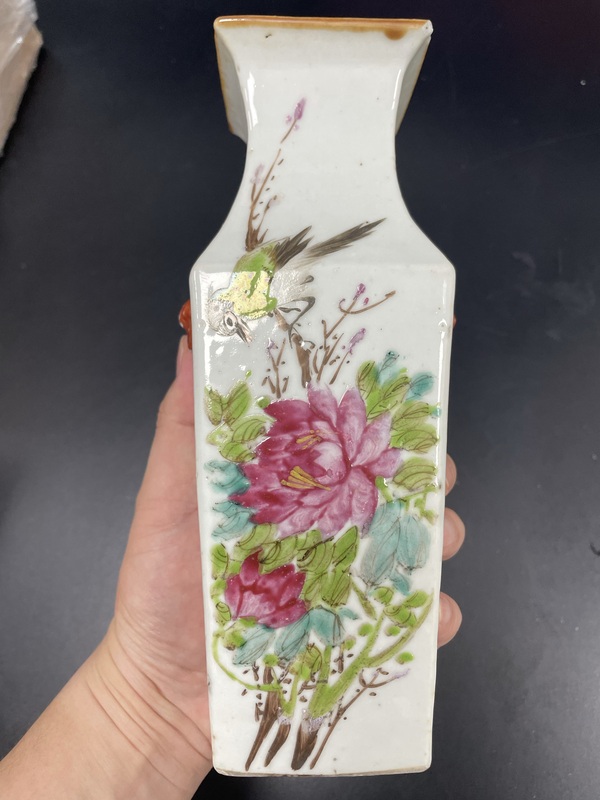 古玩陶瓷清晚期·御窯畫師淺絳彩花鳥詩文獅耳四方瓶拍賣,當前價格3680元