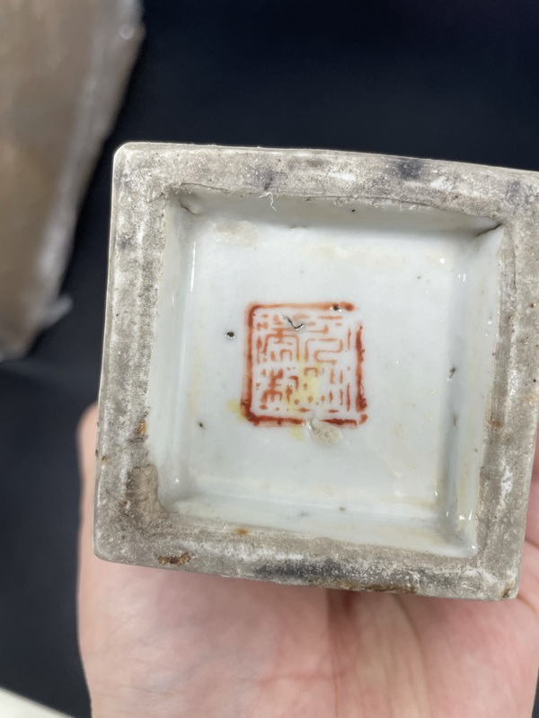 古玩陶瓷清晚期·御窯畫師淺絳彩花鳥詩文獅耳四方瓶拍賣,當前價格3680元