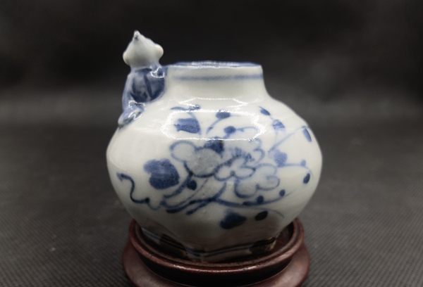 古玩陶瓷青花花卉紋貼塑人物水盂拍賣,當(dāng)前價格198元