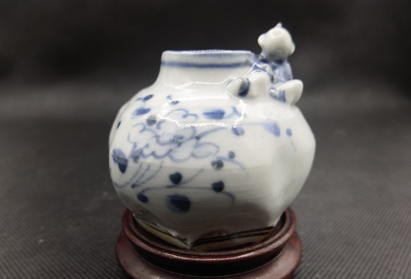 古玩陶瓷青花花卉紋貼塑人物水盂拍賣,當(dāng)前價格198元