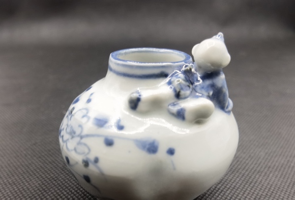 古玩陶瓷青花花卉紋貼塑人物水盂拍賣,當(dāng)前價格198元