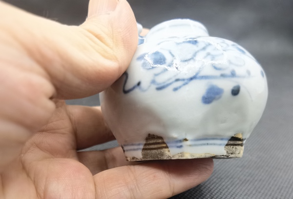 古玩陶瓷青花花卉紋貼塑人物水盂拍賣,當(dāng)前價格198元