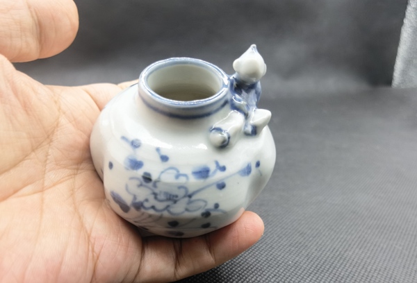 古玩陶瓷青花花卉紋貼塑人物水盂拍賣,當(dāng)前價格198元