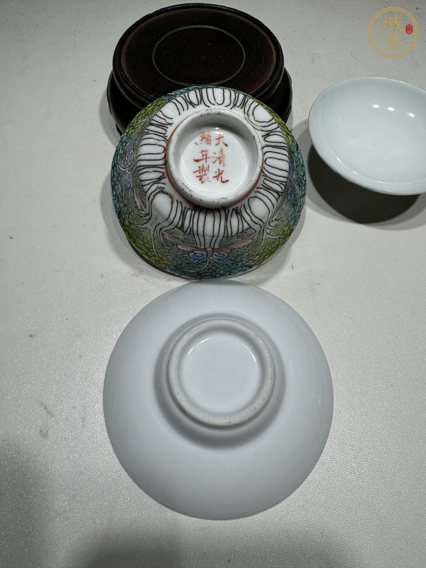 古玩陶瓷廣彩百財蝴蝶紋蓋碗真品鑒賞圖