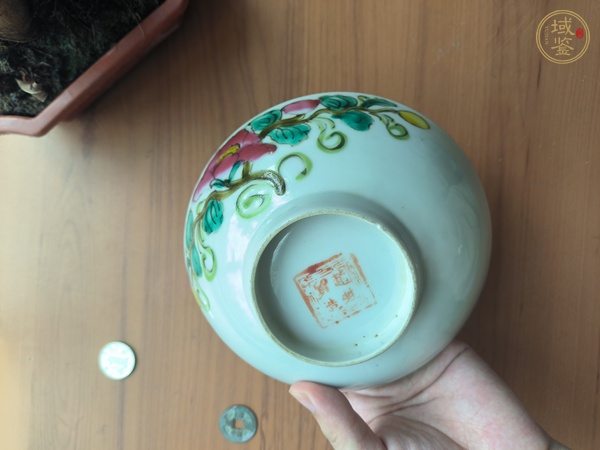 古玩陶瓷花卉紋粉彩碗真品鑒賞圖