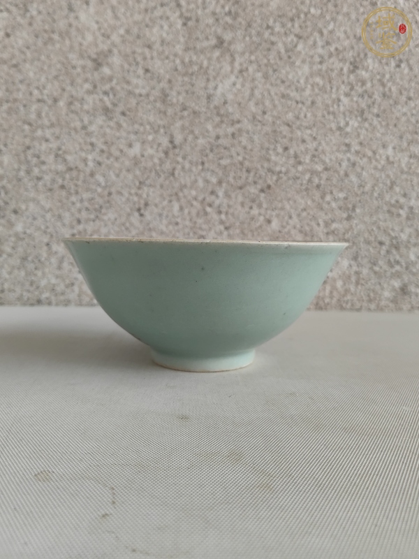 古玩陶瓷豆青釉茶碗真品鑒賞圖