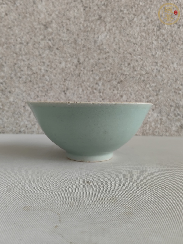 古玩陶瓷豆青釉茶碗真品鑒賞圖