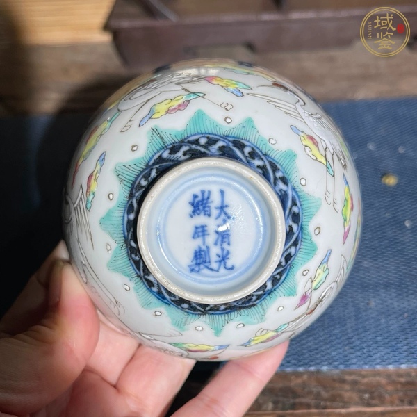 古玩陶瓷青花加彩云鶴紋茶碗真品鑒賞圖