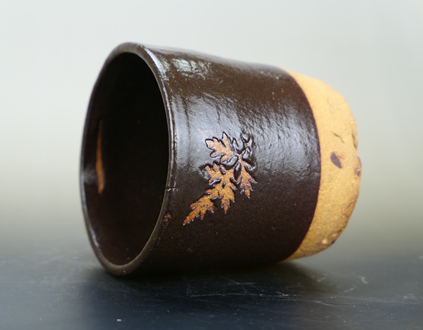 古玩陶瓷清代剪紙貼花卉紋筆筒(文房雅器)拍賣,當(dāng)前價(jià)格488元