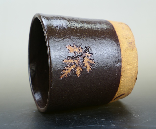 古玩陶瓷清代剪紙貼花卉紋筆筒(文房雅器)拍賣,當(dāng)前價(jià)格488元
