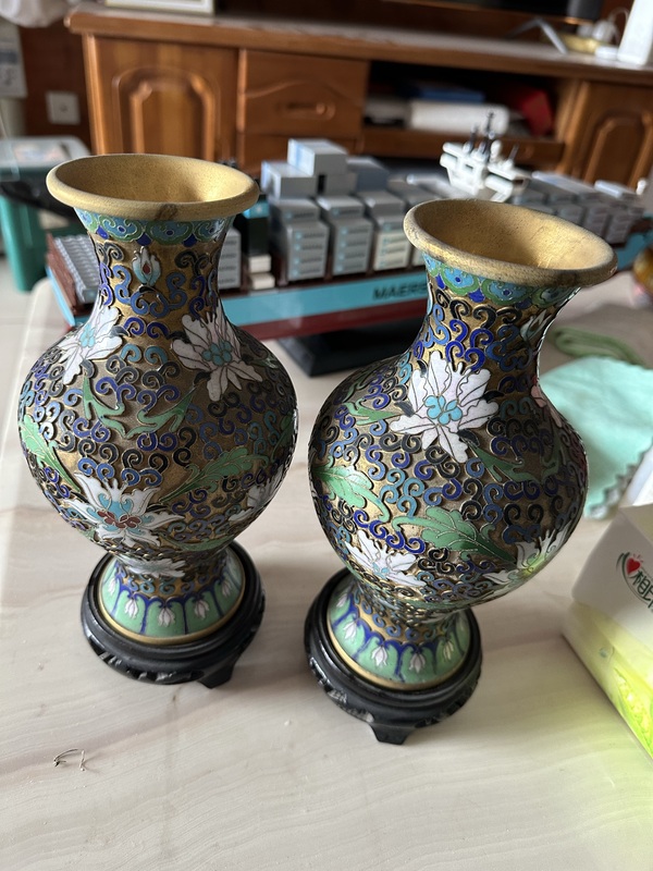 古玩陶瓷景泰藍(lán)雕花卉紋花瓶一對拍賣,當(dāng)前價格1250元