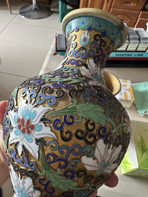 古玩陶瓷景泰藍(lán)雕花卉紋花瓶一對拍賣,當(dāng)前價格1250元
