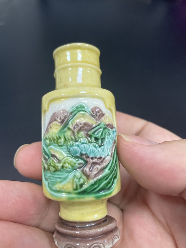 古玩陶瓷清末民初·黃地素三彩堆塑山水人物紋小棒槌瓶拍賣,當(dāng)前價格1380元
