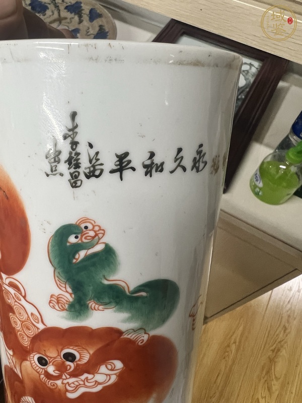 古玩陶瓷粉彩獅子紋帽筒真品鑒賞圖