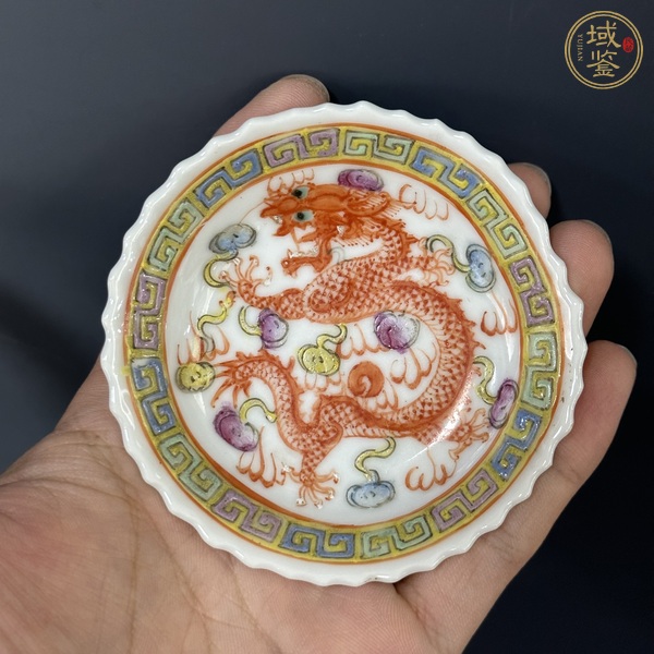 古玩陶瓷粉彩龍紋花口小碟真品鑒賞圖