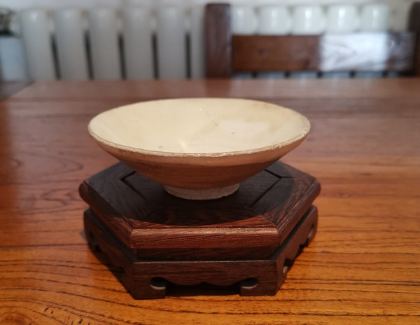 古玩陶瓷宋金?白釉斗笠盞拍賣(mài),當(dāng)前價(jià)格2200元