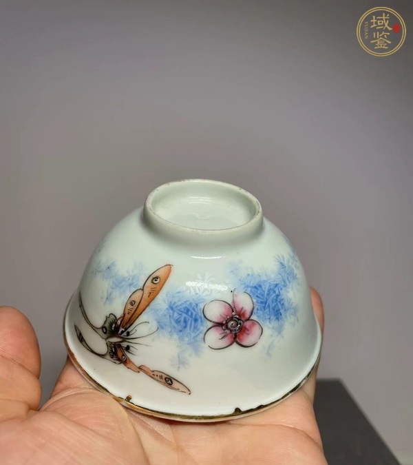 古玩陶瓷粉彩蝶戀花紋茶碗真品鑒賞圖