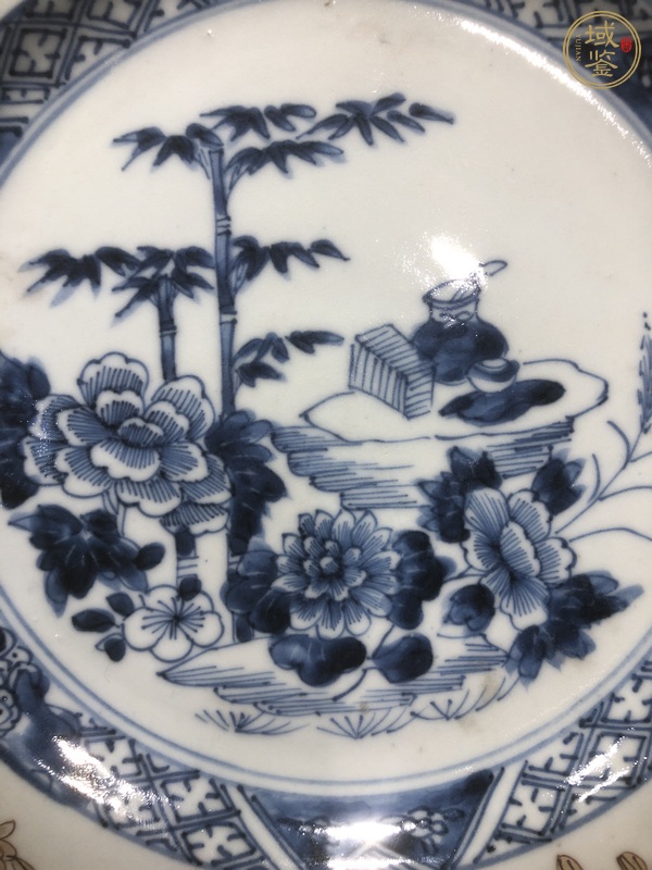 古玩陶瓷青花加彩花卉紋盤真品鑒賞圖