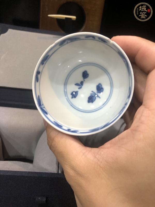 古玩陶瓷花卉紋青花杯真品鑒賞圖