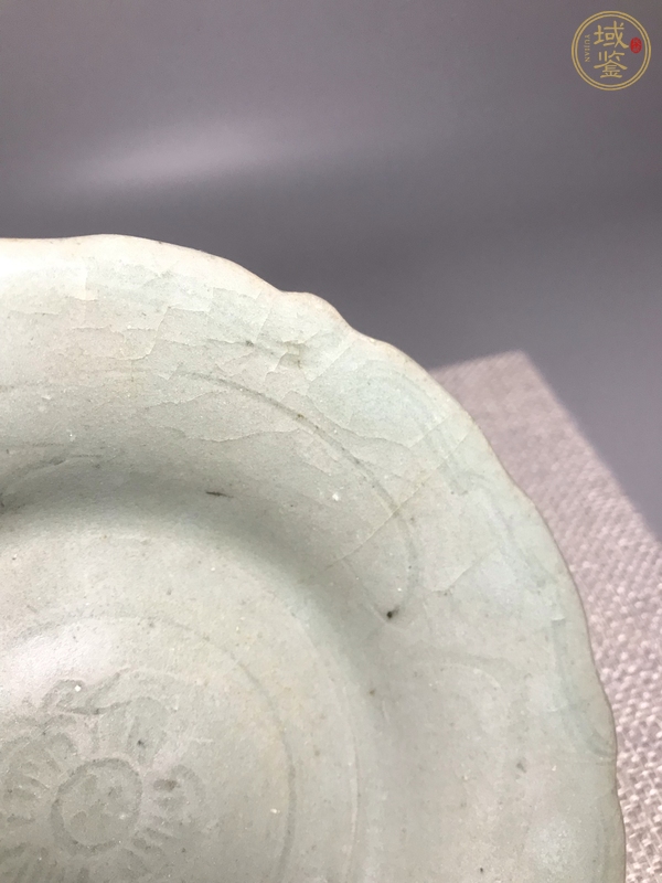 古玩陶瓷龍泉青瓷刻花菱口盤真品鑒賞圖