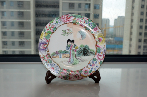 古玩陶瓷【紫烟阁】粉彩仕女人物花卉纹盘拍卖，当前价格999元