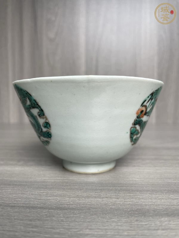 古玩陶瓷粉彩團(tuán)龍紋茶碗真品鑒賞圖