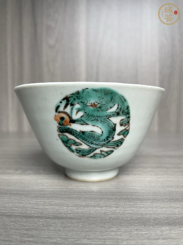 古玩陶瓷粉彩團(tuán)龍紋茶碗真品鑒賞圖