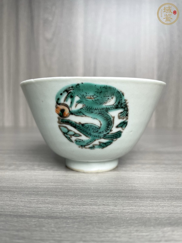 古玩陶瓷粉彩團(tuán)龍紋茶碗真品鑒賞圖