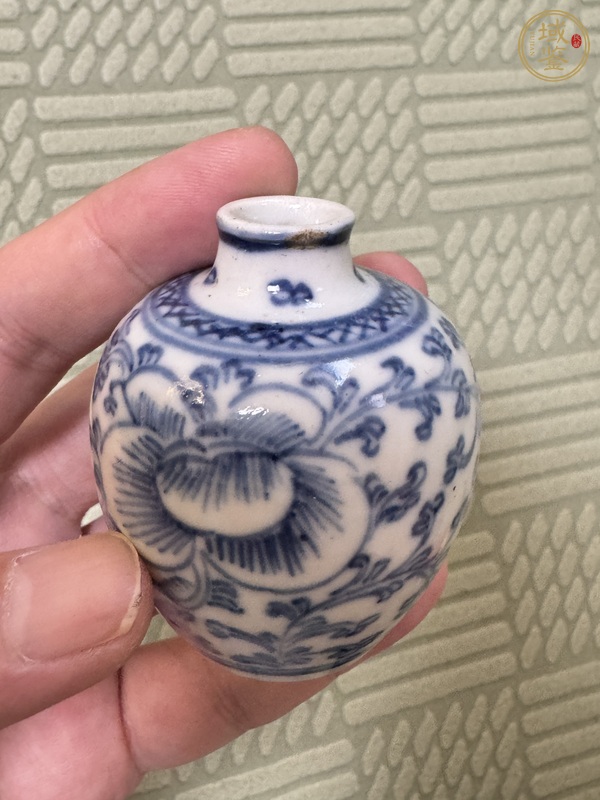 古玩陶瓷清中期 青花纏枝蓮紋小瓶真品鑒賞圖