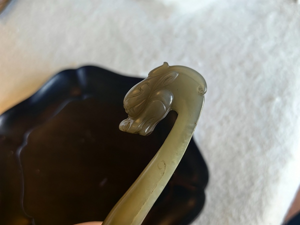 古玩雜項明代特殊龍紋—明末且末藍飛翼云龍紋帶鉤拍賣,當前價格16000元