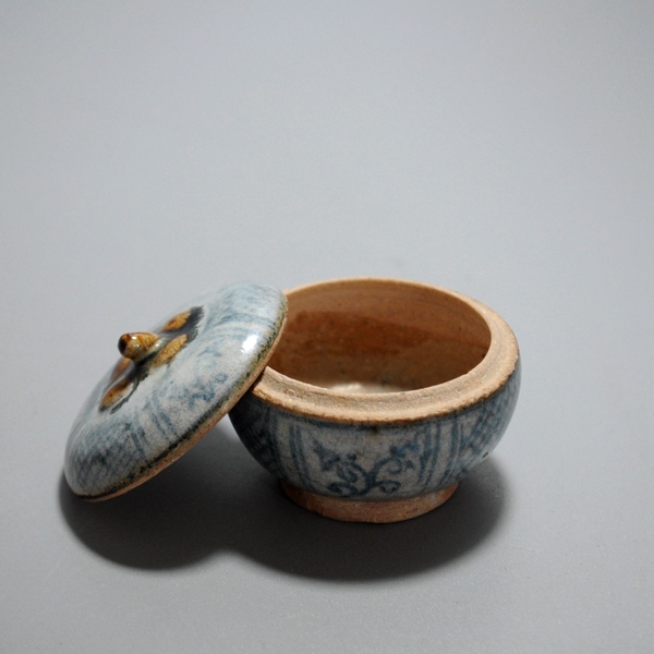古玩陶瓷明中期青花花卉紋香丸盒拍賣,當前價格1980元