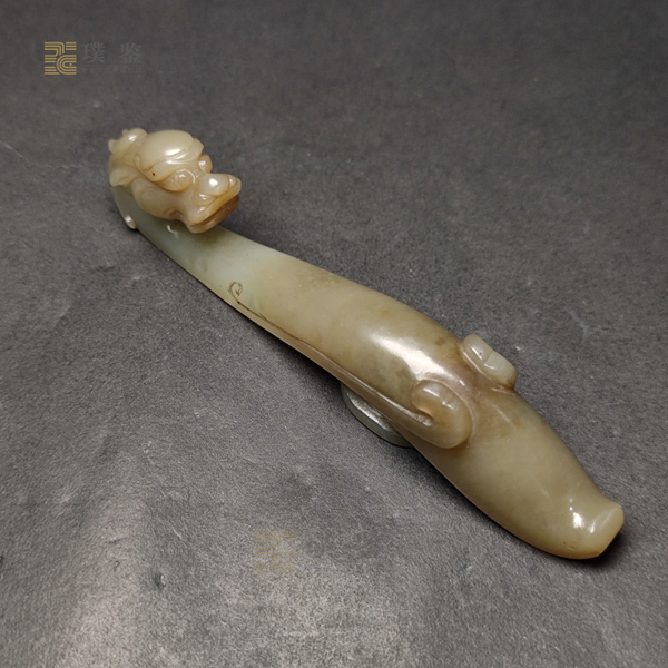 古玩雜項明代特殊龍紋—明末且末藍飛翼云龍紋帶鉤拍賣,當前價格16000元