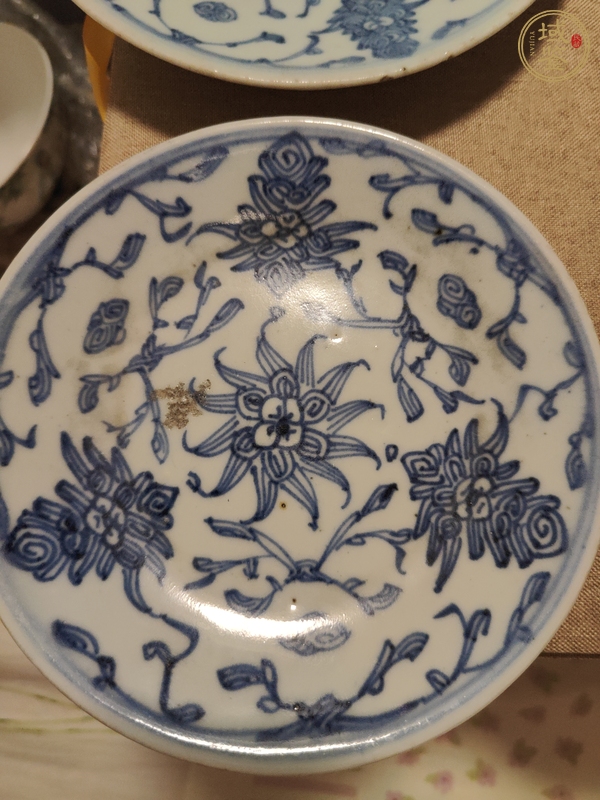 古玩陶瓷花卉紋青花盤真品鑒賞圖