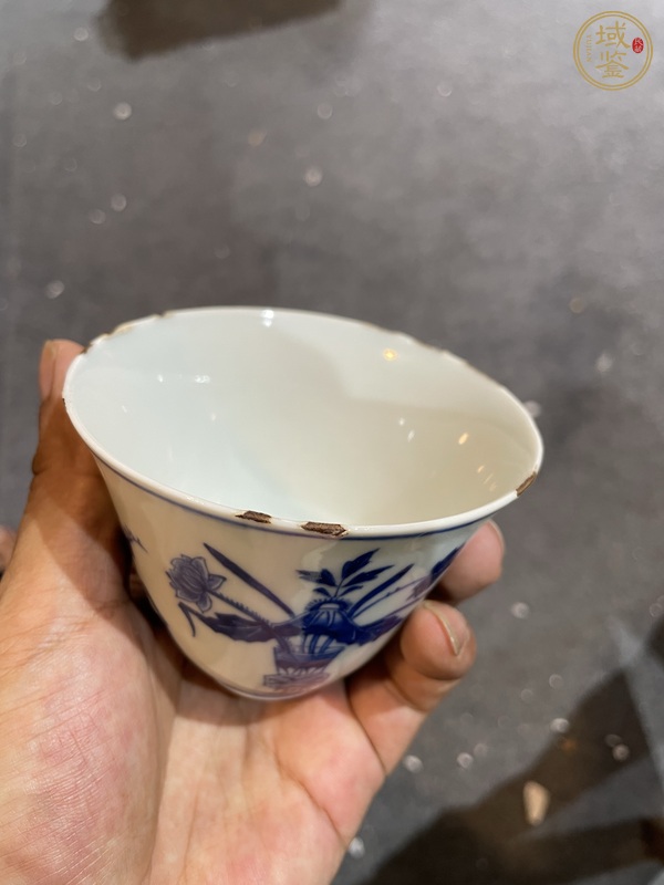 古玩陶瓷明末清初青花博古花卉紋杯真品鑒賞圖