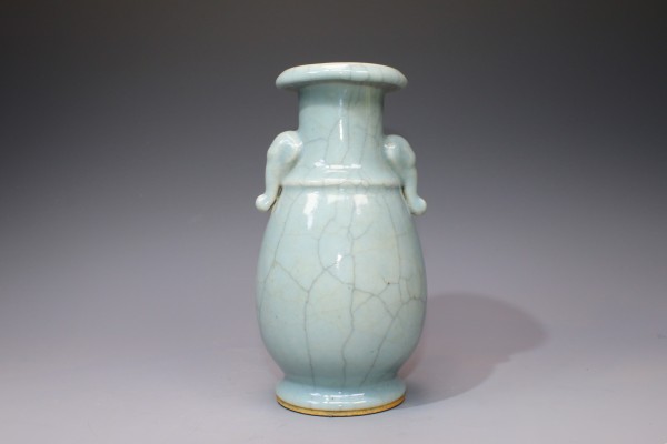 陶瓷清晚期·仿官釉太平有象鱼口瓶拍卖，当前价格0元