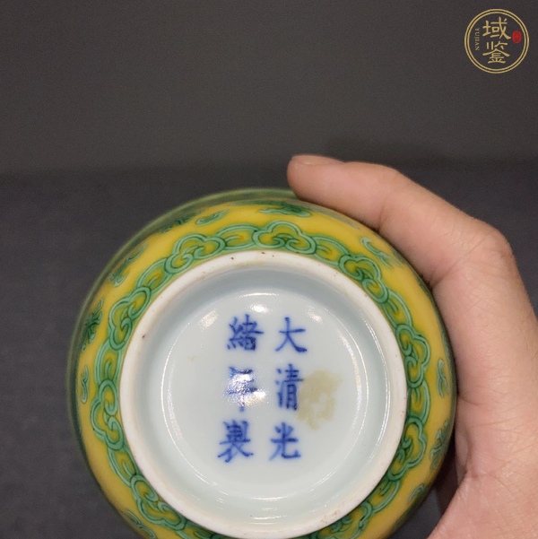 古玩陶瓷黃地刻綠龍茶碗真品鑒賞圖