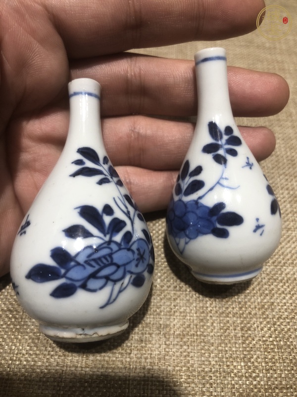 古玩陶瓷花卉紋青花瓶真品鑒賞圖