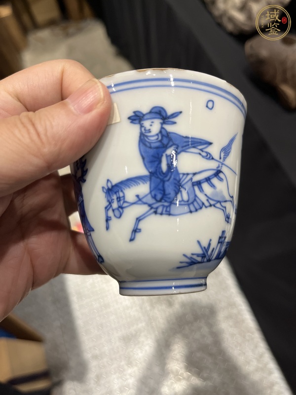 古玩陶瓷單藍圈大明成化年制款人物紋青花杯真品鑒賞圖