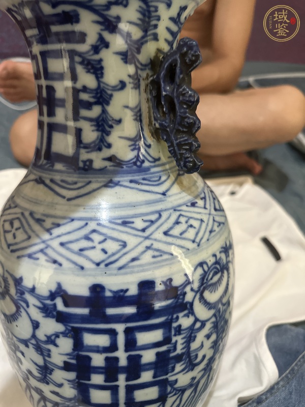 古玩陶瓷纏枝花囍字紋青花瓶真品鑒賞圖