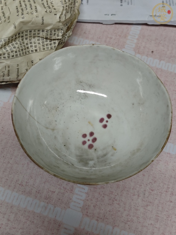 古玩陶瓷粉彩花卉蝴蝶紋碗真品鑒賞圖