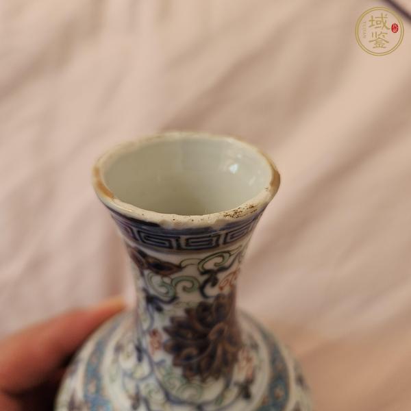 古玩陶瓷乾隆年制款青花加彩賞瓶真品鑒賞圖